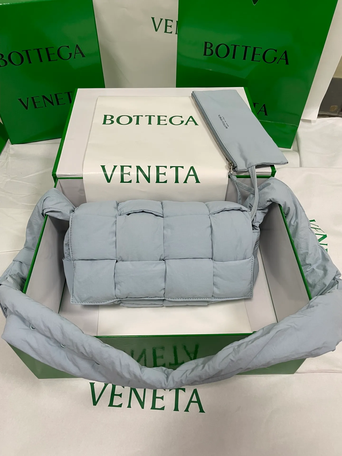 #𝐂𝐀𝐒𝐒𝐄𝐓𝐓𝐄 Nylon tofu tofu bag This Cassette is so cute, its cute appearance does not affect its practicality and the capacity is good! The fabric is low-key and very textured, suitable for daily wear with casual wear. The cross-woven design of the wide cloth is really stunning. The bag has a puffy shape and feels like a piece of tofu. It can be worn on one shoulder, cross-body or as a waist bag. You can also adjust the shoulder strap to the size of the bag under the armpit, so you can have it all! S30x15cm【8951#】